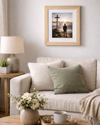 Wohnzimmer mit Zirbenbilderrahmen für Fotoformat 10x15cm an der Wand hängend. Fotomotiv ist ein Bergfoto als persönliche Erinnerung. 